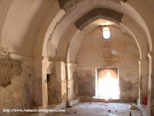 INTERIOR DEL TEMPLO HACIA LOS PIES